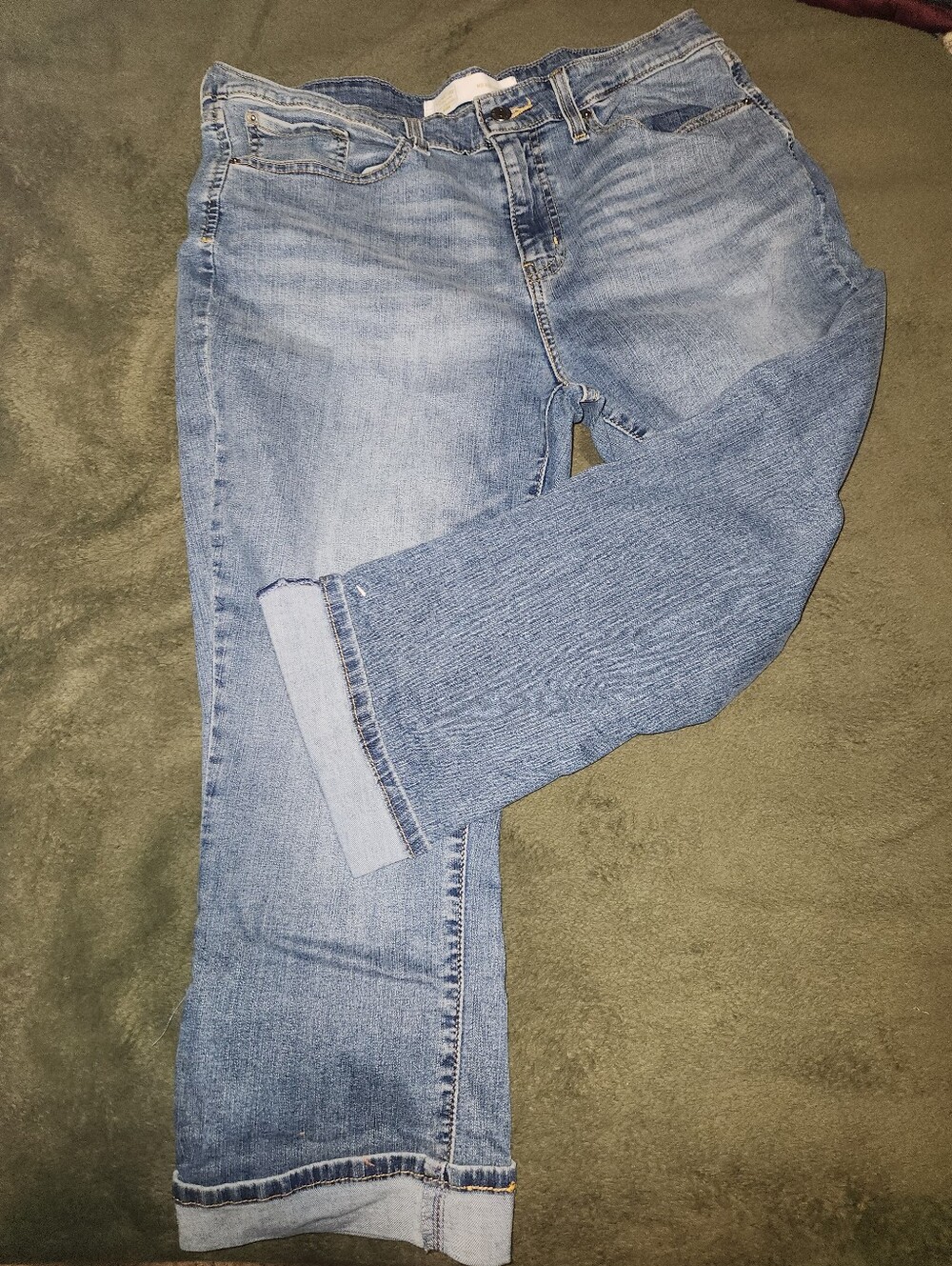 Levi Mid Rise Capri Jeans